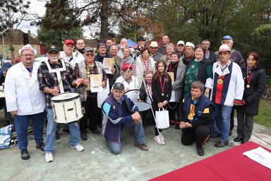 A birkapörkölt-főzőverseny díjazottjai a zsűrivel és a szervezőkkel (Foto Video Studio Dobai felvétele)