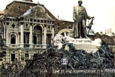 Kiss Ernő emlékműve Nagybecskerek főterén (archív fotó)