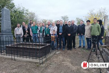 Dr. Dembitz Vilmos sírjánál a zsidó temetőben tisztelegtek az aradi vértanúk emléke előtt Bácskossuthfalván (Fotó: Kazinczy Paszterkó Diana felvétele)