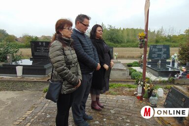 Az emlékezés virágait az MNT nevében Tóth Ramóna, Kabók Roland és Bacsik Lőrinc Natália helyezte el (Fotó: Vidács Hajnalka felvétele)