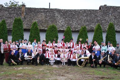 Csoportkép a hagyományos Szüretbál résztvevőiről (Kalóci Karola felvétele)