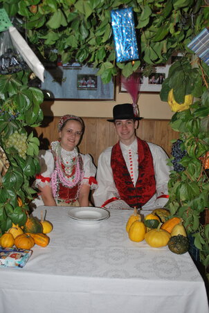 A bíróleány és a bíró elfoglalta méltó helyét (Kalóci Karola felvétele) A bíróleány és a bíró elfoglalta méltó helyét (Kalóci Karola felvétele)