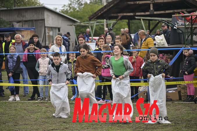 Küzdöttek a gyerekek is (Molnár Edvárd felvétele) Küzdöttek a gyerekek is (Molnár Edvárd felvétele)