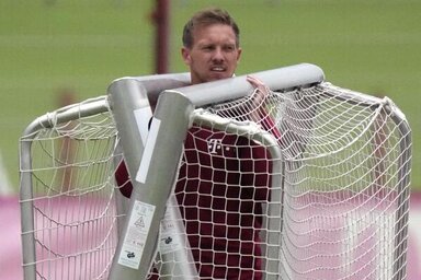 Magad, uram, ha szolgád nincsen? Julian Nagelsmann azért talán még nem jutott oda, hogy neki kell vinnie a kapukat. Remélhetőleg… (Fotó: AP)
