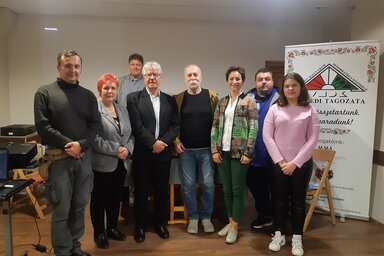 Az est vendégei és a házigazdák a Millenniumi kávéházban (Martinek Viktor felvétele)