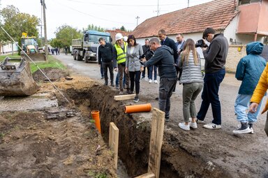 A környezetvédelmi miniszter megtekintette a szennyvízhálózat kiépítésének munkálatait Óbecsén (Fotó: Óbecse község oldala/Facebook)