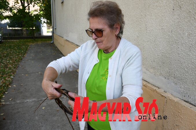 László Gizella, az újvidéki Mimóza kézimunkacsoport tagja ajtókopogtatót készít László Gizella, az újvidéki Mimóza kézimunkacsoport tagja ajtókopogtatót készít