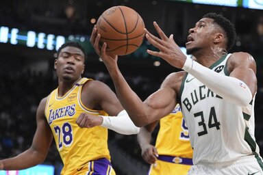 Giannis kosárra tör Rui Hachimura mellett (Fotó: Beta/AP)