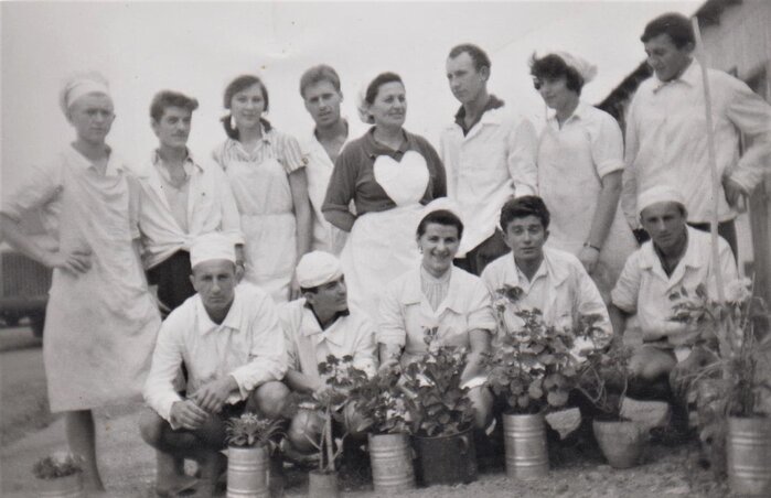 A tábori konyha személyzete Đevđelijában 1962-ben. Beszélgetőtársunk balról a harmadik (Radišić Mária archívumából) A tábori konyha személyzete Đevđelijában 1962-ben. Beszélgetőtársunk balról a harmadik (Radišić Mária archívumából)