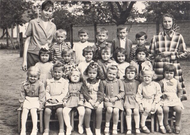 A fotó az első óvodai generációval, 1964–1965-ben készült (Radišić Mária archívumából) A fotó az első óvodai generációval, 1964–1965-ben készült (Radišić Mária archívumából)