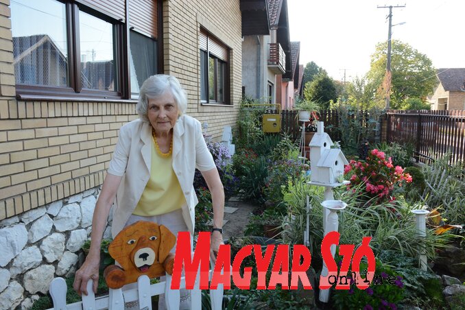Radišić Mária ma is nagyon szívesen dekorálja az udvart és a ház előtti kertet Radišić Mária ma is nagyon szívesen dekorálja az udvart és a ház előtti kertet