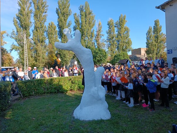 Lódi Gábor szobra mellett köszöntötték a Sri Chinmoy nevével fémjelzett Békefutás résztvevőit Bácskossuthfalván (Kazinczy Paszterkó Diana felvétele) Lódi Gábor szobra mellett köszöntötték a Sri Chinmoy nevével fémjelzett Békefutás résztvevőit Bácskossuthfalván (Kazinczy Paszterkó Diana felvétele)