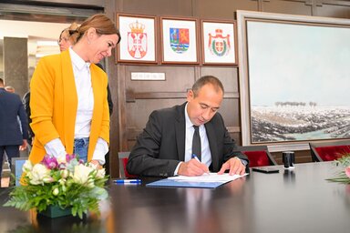 A videókamerás megfigyelőrendszerekről szóló szerződést Vuk Radojević írta alá (Fotó: Óbecse község oldala/Facebook)