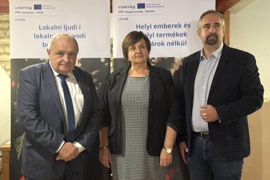 Valka Károly, Barta Tiborné Gál Ágnes és Németh Balázs, Bácsalmás polgármestere (Fotó: K. L.)