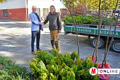 Gordán Kolos, a Petőfi Sándor Általános Iskola igazgatója örömmel vette át az facsemete adományt Burány László faiskola-tulajdonostól (Fotó: Gergely Árpád felvétele)