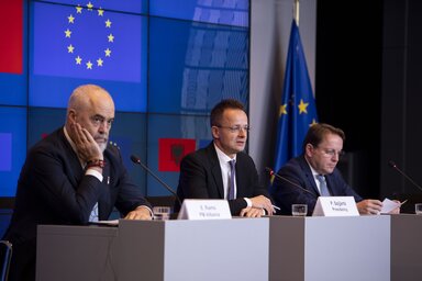 Edi Rama, Szijjártó Péter és Várhelyi Olivér (Fotó: MTI)