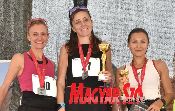 A nők közül a podgoricai Stojana Brašanac ért leggyorsabban célba, 3 óra 13 perc és 34 másodperc alatt futott le 42 kilométert. A második Gizela Mocić lett, a bronzérem pedig szintén egy orosz sportoló, Mariia Domracheva nyakába került (Ótos András felvétele) A nők közül a podgoricai Stojana Brašanac ért leggyorsabban célba, 3 óra 13 perc és 34 másodperc alatt futott le 42 kilométert. A második Gizela Mocić lett, a bronzérem pedig szintén egy orosz sportoló, Mariia Domracheva nyakába került (Ótos András felvétele)