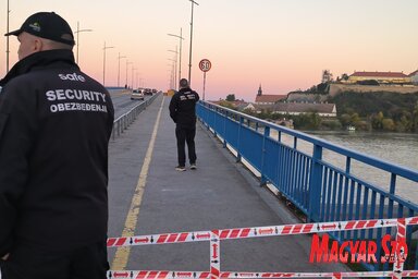 Hétfő délután már nagyban készülődtek a ma esti, felszabadulásnapi programra. A híd gyalogjárdájáról lövik majd ki a fergeteges tűzijátékot (Fotó: Dávid Csilla felvétele)