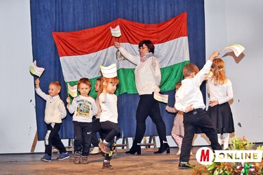 A kevi gyerekek ünnepi műsorral kedveskedtek a jelenlévőknek