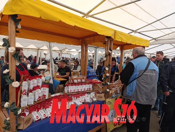 A helyi Tumbász-paprika szintén elengedhetetlen hozzávalója a jó házi kolbásznak A helyi Tumbász-paprika szintén elengedhetetlen hozzávalója a jó házi kolbásznak