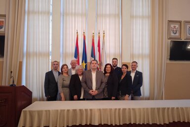 Fejsztámer Róbert a VMSZ-es tanácstagok jelenlétében számolt be az elmúlt száz napról (Fotó: Bajić Jenei Klementina)