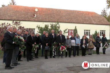Koszorúzás az emléktáblánál (Fotó: Kecskés István)