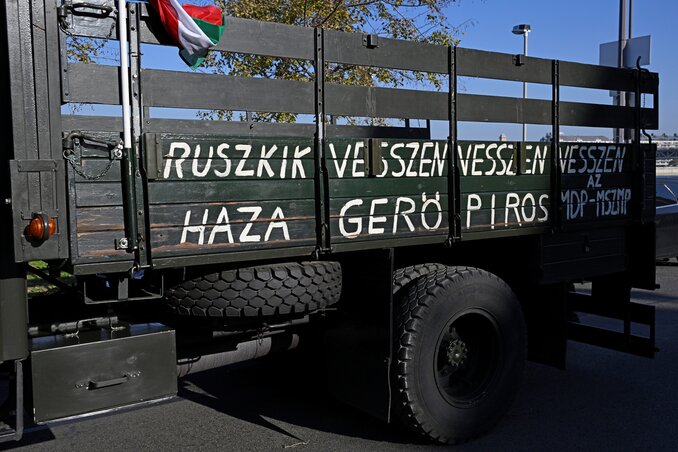 Csepel teherautó a Műegyetemnél (Forrás: MTI) Csepel teherautó a Műegyetemnél (Forrás: MTI)