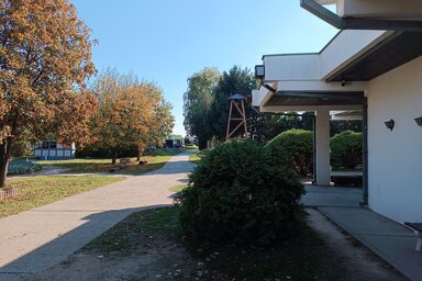 A ravatalozó tetőszerkezetének egy részét lecserélték a Keleti temetőben, és a csatornarendszert is felújították az épületen (Kazinczy Paszterkó Diana felvétele)