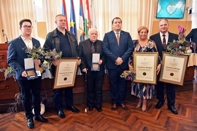 A díjazottak Fejsztámer Róbert magyarkanizsai polgármestertől vehették át az elismeréseket (Gergely Árpád felvétele) A díjazottak Fejsztámer Róbert magyarkanizsai polgármestertől vehették át az elismeréseket (Gergely Árpád felvétele)