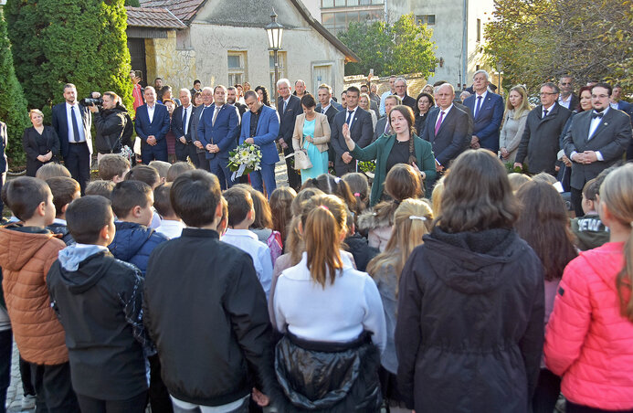 A díjazottak Fejsztámer Róbert magyarkanizsai polgármestertől vehették át az elismeréseket (Gergely Árpád felvétele) A díjazottak Fejsztámer Róbert magyarkanizsai polgármestertől vehették át az elismeréseket (Gergely Árpád felvétele)