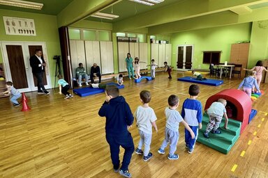 A gyerekek a különféle gyakorlatokon keresztül fejleszthetik a koordinációs képességeiket (Forrás: Facebook/Óbecse Község)