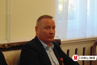 Knut Flovik Thoresen békefenntartóként is szolgált Koszovóban. Szerbiában a Gračanica kolostor megmentőjeként emlegetik, amiért Aleksandar Vučić a Miloš Obilić Bátorság Érem arany fokozatáva