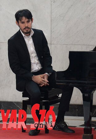A látogatás keretében a kormány épületében koncertet adott Rodrigo García Ameneyra kubai zongorista, ilyen módon is mélyítve a kulturális kapcsolatokat (Fotó: Dávid Csilla felvétele) A látogatás keretében a kormány épületében koncertet adott Rodrigo García Ameneyra kubai zongorista, ilyen módon is mélyítve a kulturális kapcsolatokat (Fotó: Dávid Csilla felvétele)