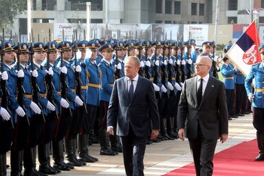 Tusk és Vučević a gárdisták előtt... (Fotó: Beta)