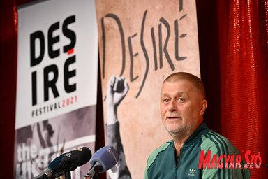 Urbán András a sajtótájékoztatón (Molnár Edvárd felvétele)