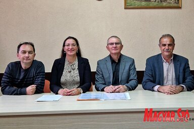 A csókai önkormányzat VMSZ-es tisztségviselői, balról jobbra: Jaksa Róbert, Monoki Elvira, Oláj Tibor és Balázs Ferenc