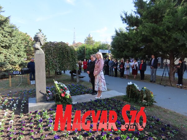A Szarvas Gábor Nyelvművelő Egyesület vezetői megkoszorúzzák a nyelvész mellszobrát (Fotó: Csincsik Zsolt) A Szarvas Gábor Nyelvművelő Egyesület vezetői megkoszorúzzák a nyelvész mellszobrát (Fotó: Csincsik Zsolt)