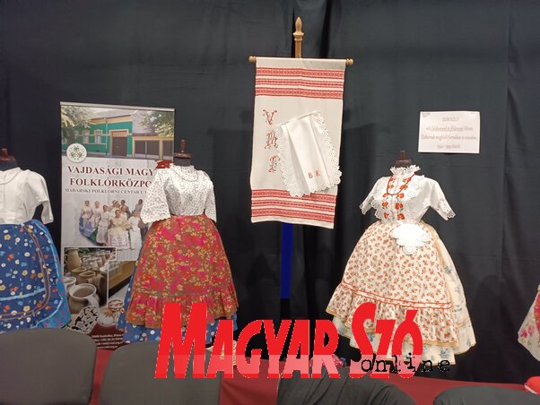 A szabadkai székhelyű Vajdasági Magyar Folklórközpont szőttesekkel, gyapjú- és rongyszőnyegekkel, valamint népviselettel és más kézimunkával is jelen volt (Fotó: Kazinczy Paszterkó Diana felvétele) A szabadkai székhelyű Vajdasági Magyar Folklórközpont szőttesekkel, gyapjú- és rongyszőnyegekkel, valamint népviselettel és más kézimunkával is jelen volt (Fotó: Kazinczy Paszterkó Diana felvétele)