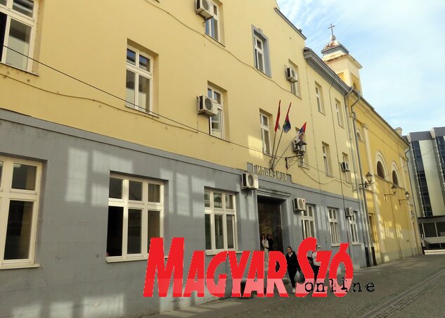 …majd onnan átkerültek a magyar osztályok a szerb (egykori piarista) gimnázium épületébe. (Kecskés István felvétele) …majd onnan átkerültek a magyar osztályok a szerb (egykori piarista) gimnázium épületébe. (Kecskés István felvétele)