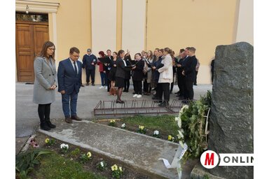 A VMSZ nevében is megkoszorúzták az emléktáblát (Kancsár Izabella felvétele)