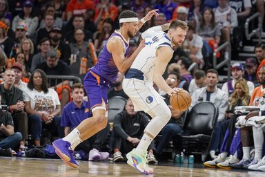 Devin Booker védekezik Luka Dončićon a Suns–Mavericks nyugati rangadón (Fotó: Beta/AP)