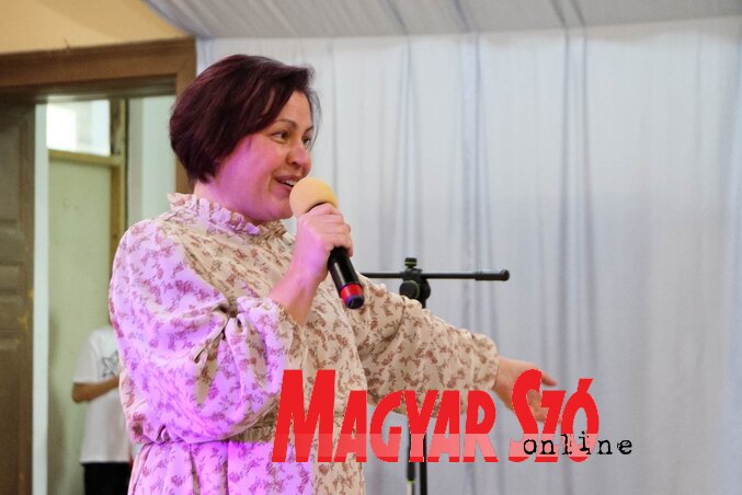 Vicsek Annamária, a Vajdasági Magyar Szövetség Újvidéki Szervezetének vezetője, európai parlamenti képviselő is mikrofont ragadott: születésnapi jókívánságait énekben tolmácsolta (Fotó: Diósi Árpád felvétele) Vicsek Annamária, a Vajdasági Magyar Szövetség Újvidéki Szervezetének vezetője, európai parlamenti képviselő is mikrofont ragadott: születésnapi jókívánságait énekben tolmácsolta (Fotó: Diósi Árpád felvétele)