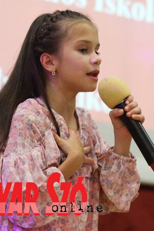 Balog Emma még csak harmadikos, de már három alkalommal
érdemelt ki „dobogós” helyezést
a tiszakálmánfalvi rendezvényen (Fotó: Diósi Árpád felvétele) Balog Emma még csak harmadikos, de már három alkalommal
érdemelt ki „dobogós” helyezést
a tiszakálmánfalvi rendezvényen (Fotó: Diósi Árpád felvétele)