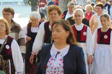 A kultúrműsor előtt a művelődési egyesületek felvonultak, képünkön a székelykevei Szalmaszál ME néhány fellépője (Vidács Hajnalka felvétele)