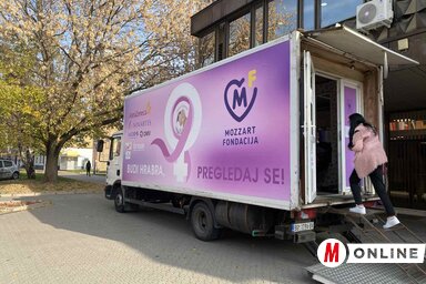 A korszerű felszereléssel ellátott furgon a verbászi önkormányzat épülete mellett (Paraczky László felvétele)