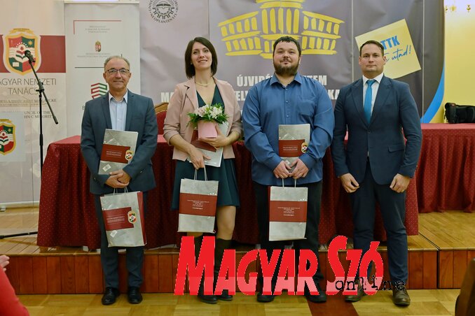 Nastavnici koji su dobili priznanje sa Arpadom Fremondom, predsednikom nacionalnog saveta (fotografija Edvarda Molnara) Nastavnici koji su dobili priznanje sa Arpadom Fremondom, predsednikom nacionalnog saveta (fotografija Edvarda Molnara)