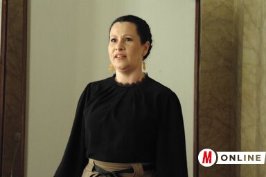 A tanácskozás megnyitójának hangulatát Kemény Mária, a pancsovai Petőfi Sándor Magyar Művelődési Egyesület Csörömpölő zenekarának énekese tette emelkedettebbé (Vidács Hajnalka felvétele)