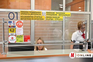 A polgárok jelentős része a postán fizeti be a villanyszámlát (Fotó: Ótos András)