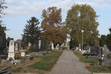 Az ünnepek miatt fokozott figyelmet kapott a temető (Lakatos János felvétele)