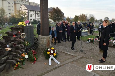 Burány Hajnalka, Zenta polgármestere megkoszorúzta az emléksírhelyet (Gergely József felvétele)